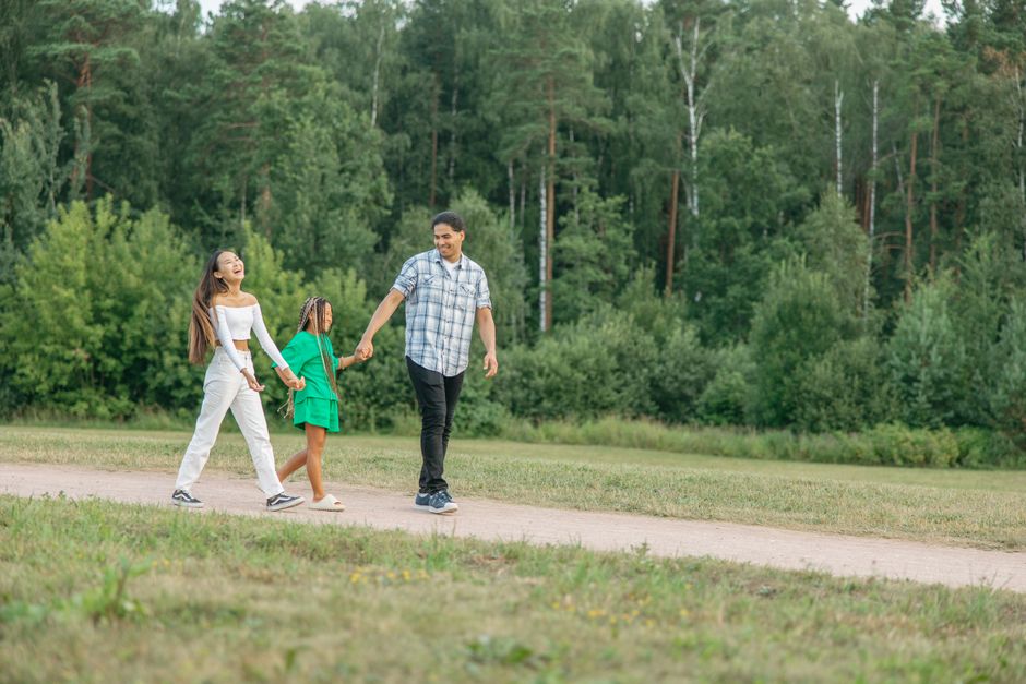 Familie unterwegs in der Natur