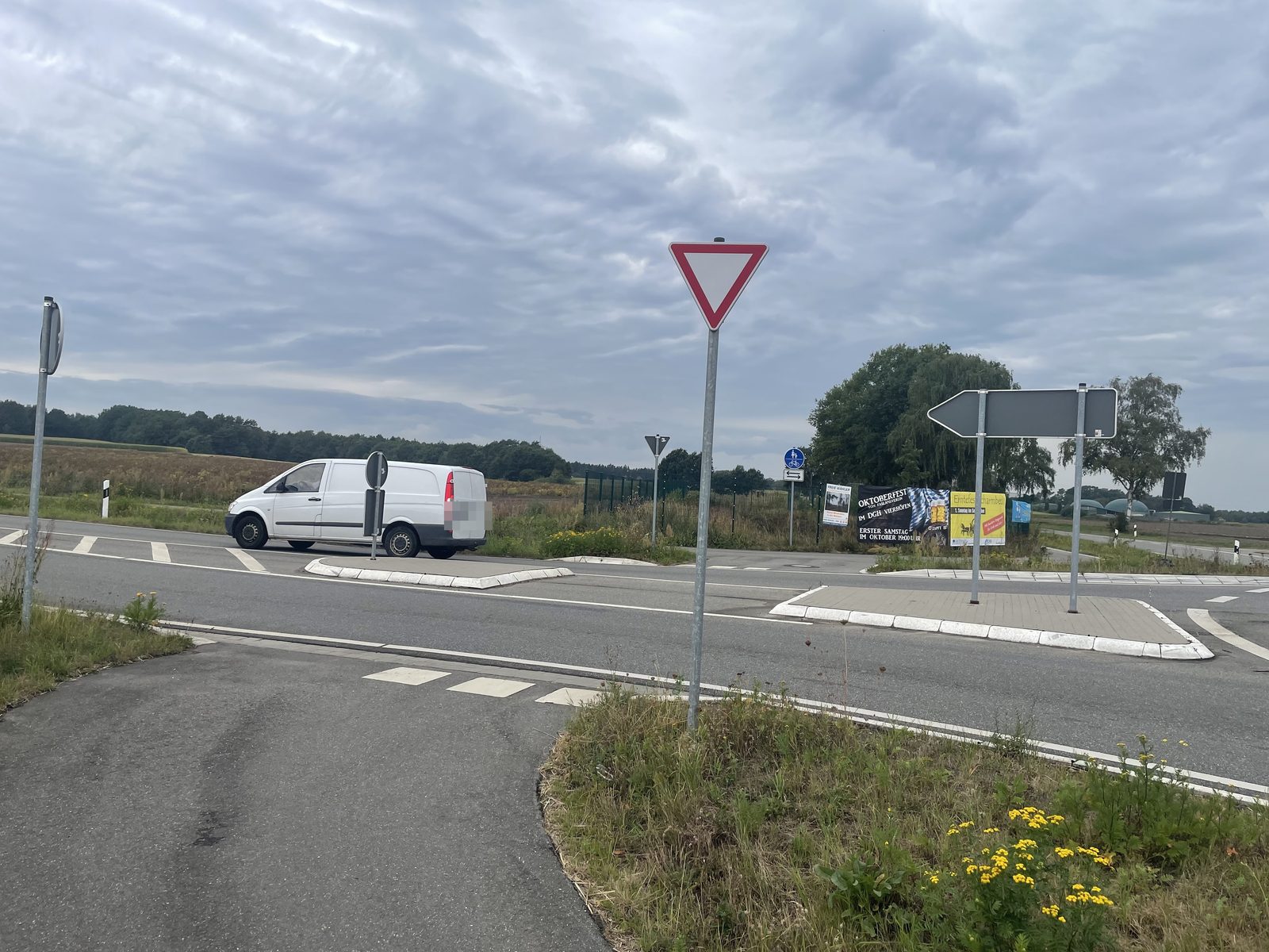 Blick auf die Querung: ein Transporter f&auml;hrt auf der Vorfahrtstra&szlig;e, rechts liegen die Querungsinseln.