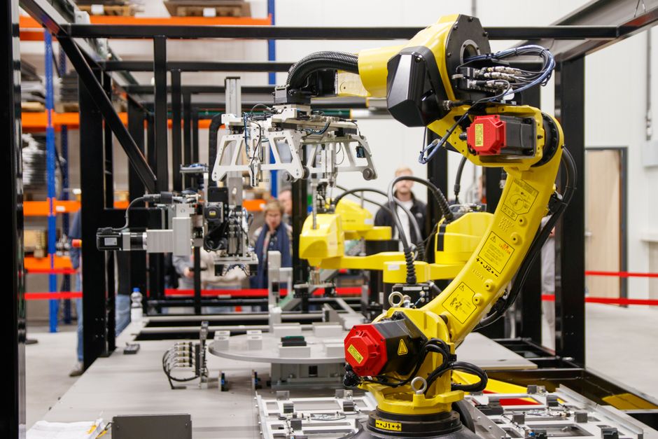 Industrieroboter in einer modernen Fertigung